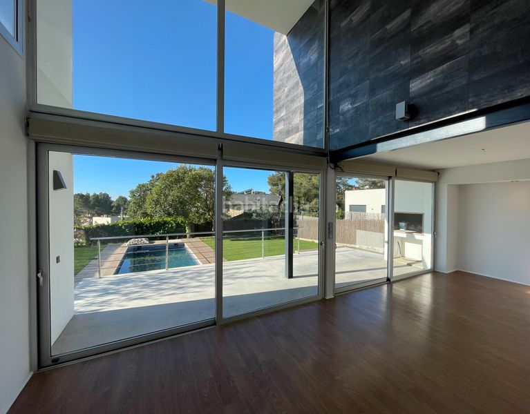 Foto 77efb417-7561-429d-be50-34cab2178813. Xalet amb xemeneia aparcament piscina a Corbera de Llobregat