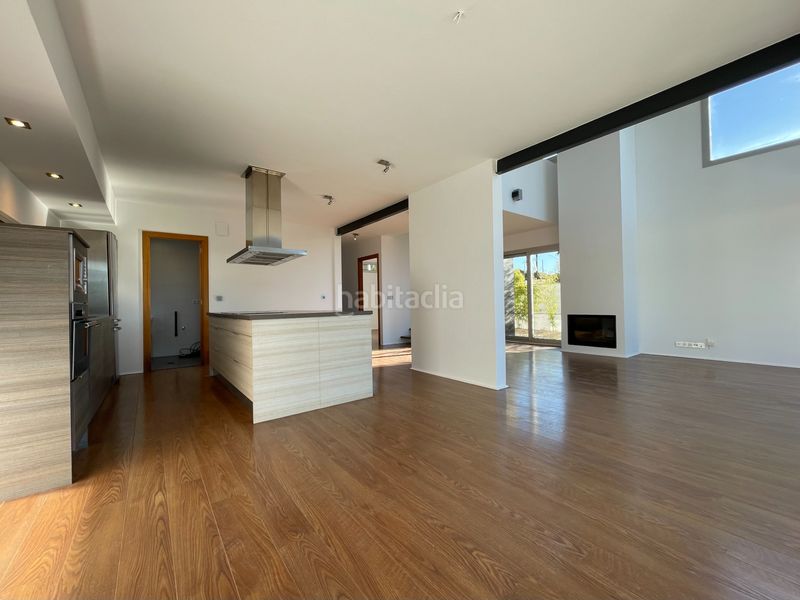 Foto ee713a5b-9be7-4784-a7f6-146c6feab3c2. Xalet amb xemeneia aparcament piscina a Corbera de Llobregat