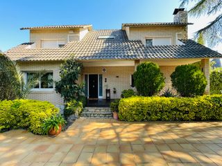 Chalet en Corbera de Llobregat. Chalet de 248m2 con piscina