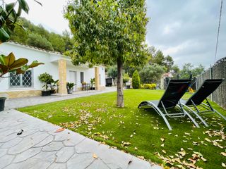 Chalet in Corbera de Llobregat. Cómodo chalet en una planta de 197m2 sobre parcela de 937m2