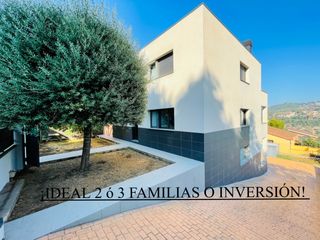 Chalet in Corbera de Llobregat. Chalet con 3 viviendas, garaje y jardin