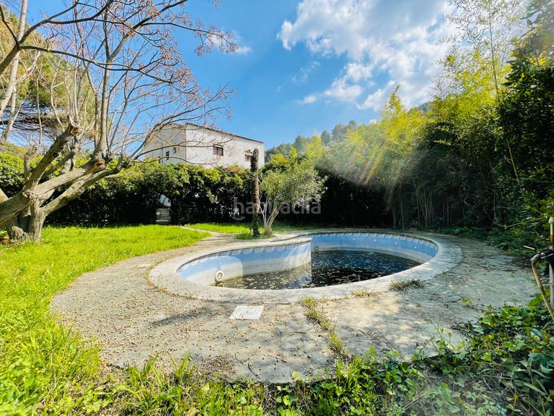Foto fef43e30-405c-41c5-985e-e80e6112dd8b. Xalet amb xemeneia aparcament piscina a Corbera de Llobregat