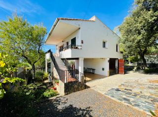 Chalet à Corbera de Llobregat. Chalet de 72m2, terraza de 27m2 y porche de 99m2