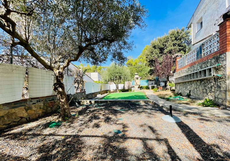 Foto 54ef4656-9e83-41bd-bdb8-521c67f86d28. Chalet con camino parcheggio in Corbera de Llobregat
