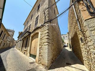 Maison  Nou. Casa señorial de piedra con jardín y piscina en el centro histór