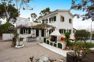 Casa a Santa Ponça. Chalet mediterráneo reformado con jardín en santa ponsa