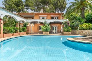 Casa a Costa de la Calma. Chalet mediterráneo con piscina en santa ponsa