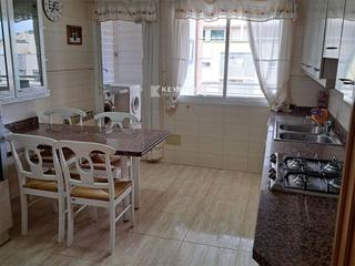 Rent Flat  Carrer de la indústria, 19, santa catalina. Piso amplio y luminoso con terraza en edificio con garaje