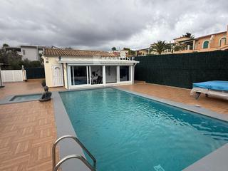Haus  Paseo miguel de cervantes. Casa unifamiliar con piscina, jardín y apartamento de invitados