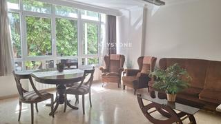 Location Appartement  Barrio camp d'en serralta. Amplio piso con gran patio zona es forti