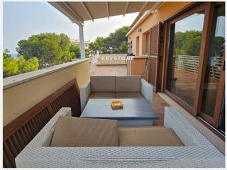 Attique à Magaluf. Atico en magaluf con vistas al mar y la montaña