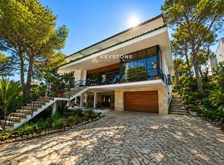 Chalet  Via de la creu. Chalet para reformar con vistas al mar y piscina en santa ponsa
