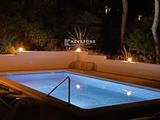 Rent House  Via de la creu, 57. La casa de vacaciones está situada en una excelente ubicación, e
