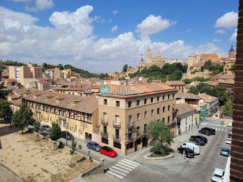 Foto fe941660-0975-4a4b-9506-d510d89fc855. Lloguer pis amb calefacció aparcament a Centro Segovia
