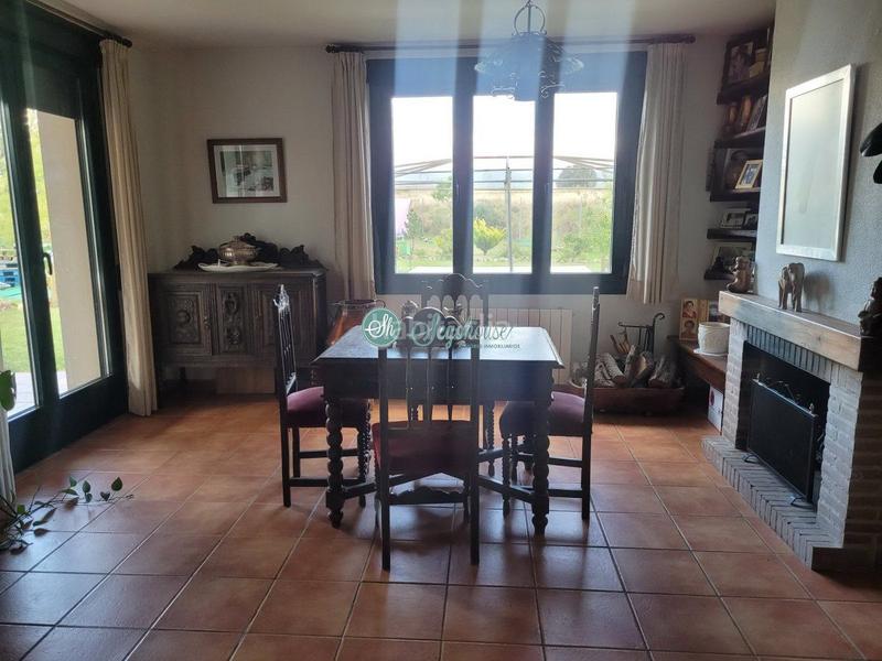 Foto 4482cd39-fd42-4740-9afb-09153043c431. Maison avec chauffage parking piscine dans Espirdo