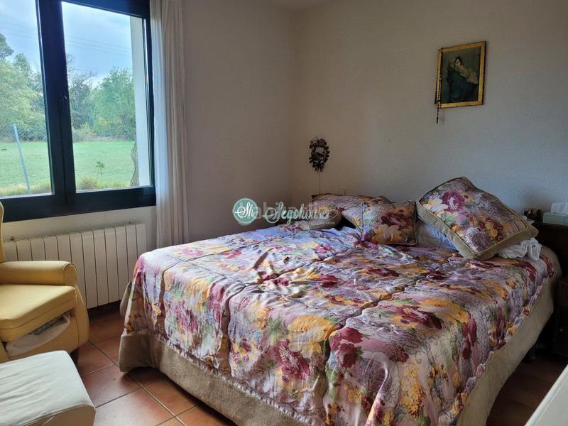 Foto f99bb83b-6d34-47bf-8273-d7e3677bbd44. Maison avec chauffage parking piscine dans Espirdo