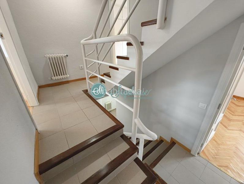 Foto 3d6779a6-dfc3-41ac-9dde-2c62b7b68972. Chalet with heating parking in Lastrilla (La)