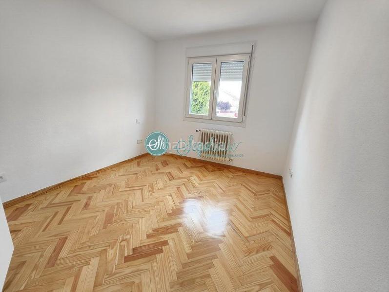 Foto 5ca1d175-1c4f-4419-9e1e-7d158a99fddf. Chalet with heating parking in Lastrilla (La)