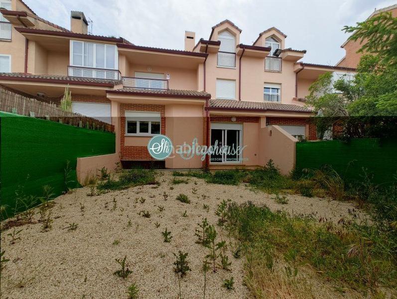 Foto a73528f9-b6c7-449d-9c2a-1e0bdebd2a19. Chalet with heating parking in Lastrilla (La)