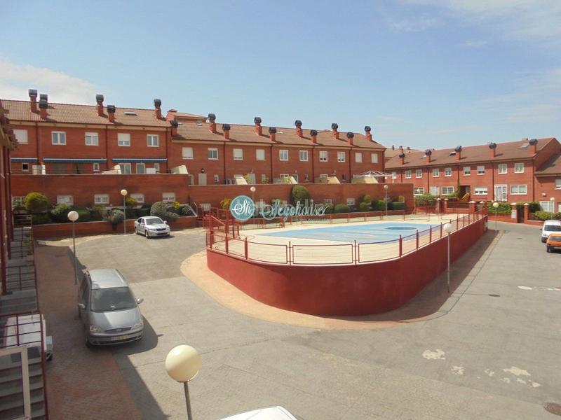 Foto 15645b5c-fe39-44ac-af43-59ae260e4efc. Chalet  en venta en san lorenzo, 4 dormitorios. en Segovia