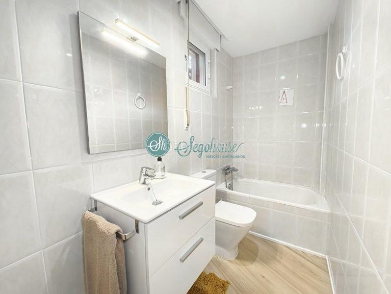 Foto bd7e2e38-405e-47f6-92d4-10603c6db93f. Chalet  en venta en san lorenzo, 4 dormitorios. en Segovia