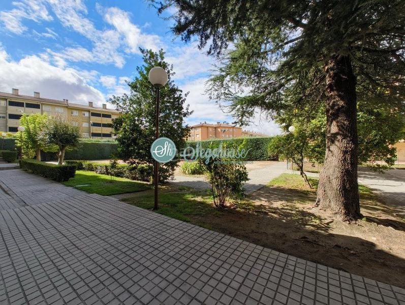 Foto ecf2cd36-3d10-47cc-bd09-b9d9258877ae. Piso  en venta en nueva , 4 dormitorios. en Sector Plaza de Toros Segovia