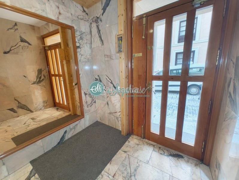 Foto f1b9010b-6b13-42dc-8655-f2a87df7766d. Piso  en venta en casco antiguo, 3 dormitorios. en Segovia