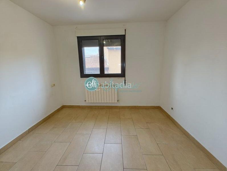 Foto 5af7eb0e-7888-43e6-8fc1-70fde6aafbee. Xalet amb calefacció aparcament a Trescasas