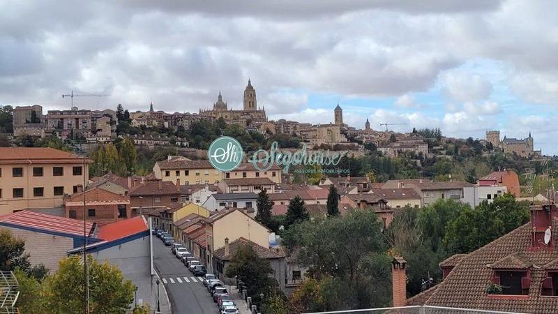 Foto 3087bb40-1d97-47fc-8944-00c5c911669c. Alquiler piso  en alquiler en san lorenzo, 5 dormitorios. en Segovia