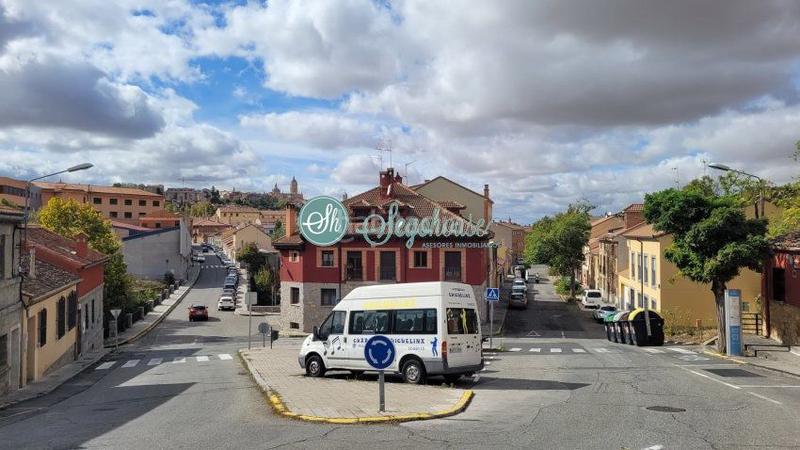 Foto b0eb850e-bee3-4345-afe4-1bb7fe5ca5d3. Alquiler piso  en alquiler en san lorenzo, 5 dormitorios. en Segovia