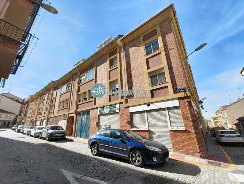 Foto 5b0ea58f-1e72-4443-83b0-1b2ad3d401bb. Pis amb calefacció aparcament a Via Romana Segovia