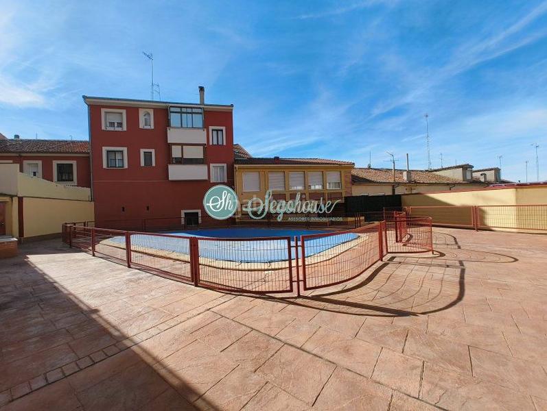 Foto 5ef58f63-e8c9-4a12-8d4a-09eff7cb9f5b. Pis amb calefacció aparcament a Via Romana Segovia