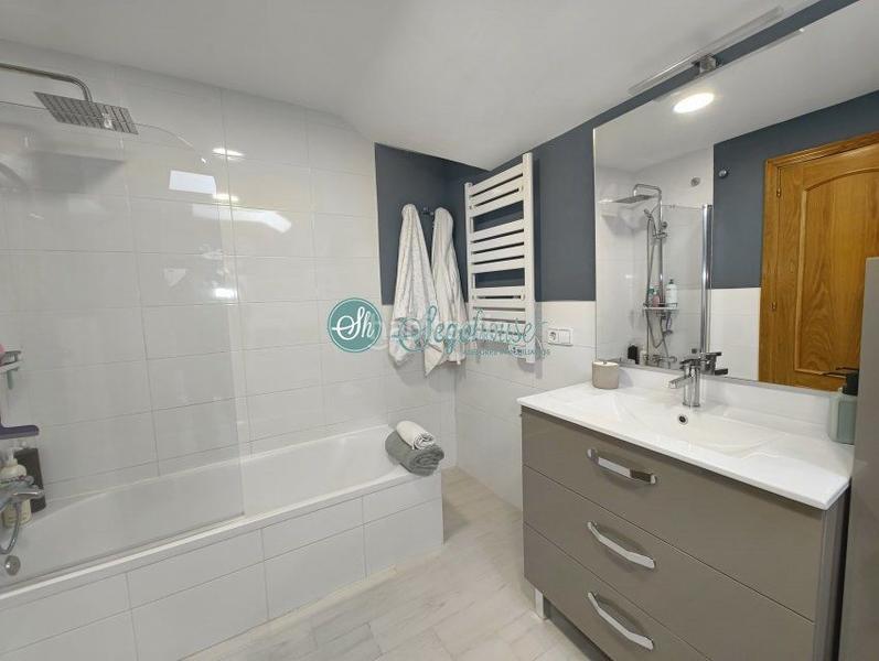 Foto 8e6c9a31-2561-4a72-9d7d-a1159207e238. Pis amb calefacció aparcament a Via Romana Segovia