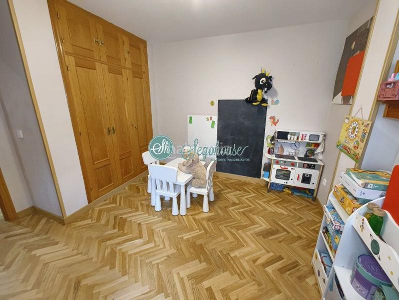 Foto ae7b199d-028c-4f2d-b52b-654f9b483e2a. Pis amb calefacció aparcament a Via Romana Segovia