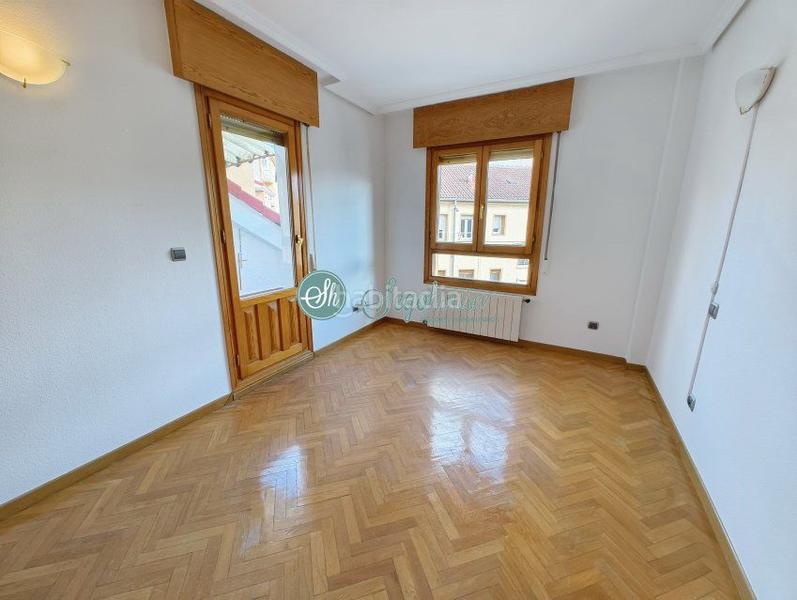 Foto 73a87b89-84aa-44bd-b30f-d2a4cae580b0. Appartamento con riscaldamento parcheggio in José Zorrilla - Padre Claret Segovia