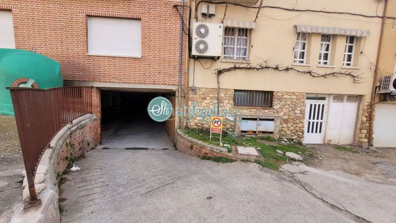 Foto f32e9417-fa99-452e-941d-4ed41dccc4b8. Aparcament cotxe a Lastrilla (La)