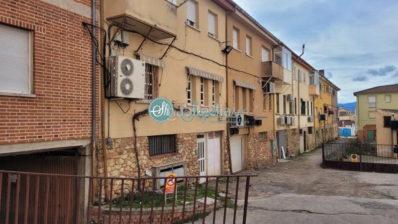 Foto f62476e3-a1d0-47c1-8025-9aaea15c496d. Aparcament cotxe a Lastrilla (La)