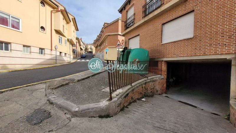Foto f64a1f74-0ee7-4489-bd45-514b4dae4eae. Aparcament cotxe a Lastrilla (La)