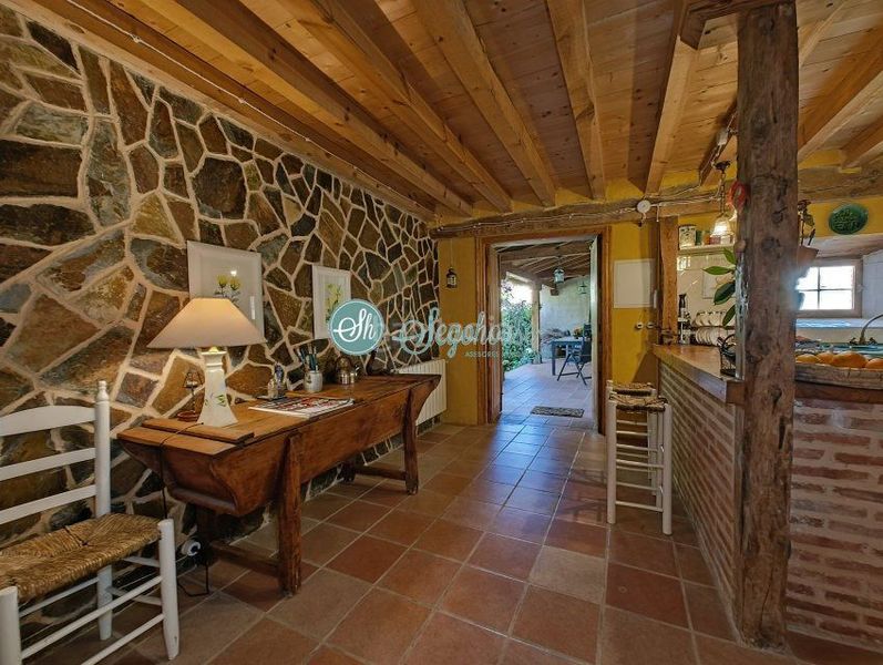 Foto 0ffad85f-d72d-41af-9660-ca198766dfe9. Casa amb calefacció a Escobar de Polendos