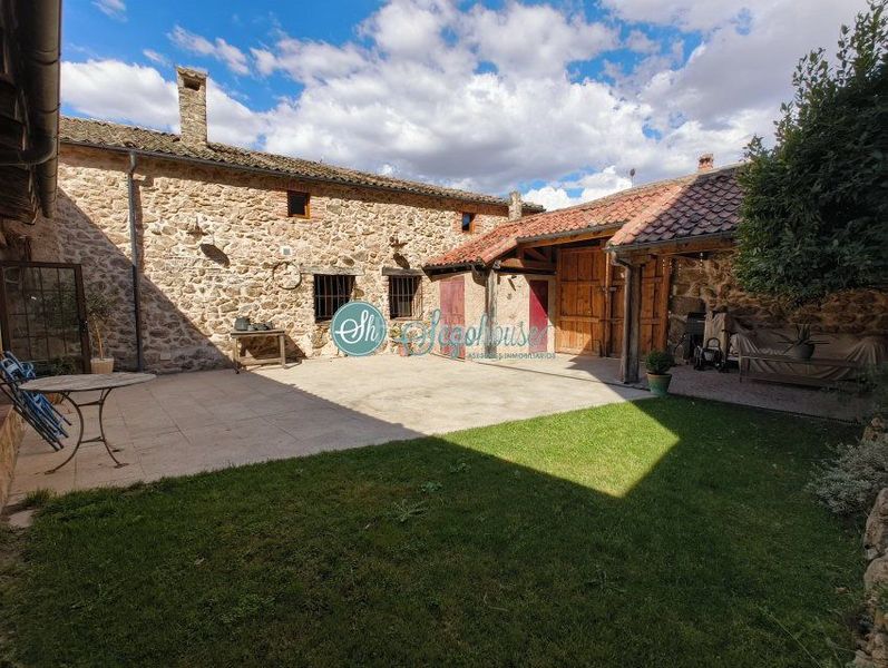 Foto f422a820-0363-457a-96d6-2d9ed61760f7. Casa amb calefacció aparcament a Espirdo