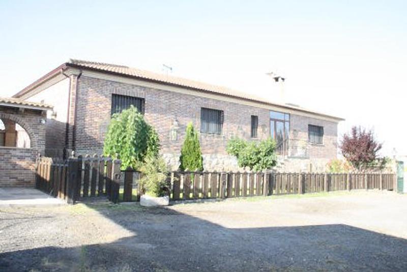 Foto 64eb589a-f6e0-41dd-ba0e-28e726aea2ae. Chalet avec chauffage parking dans Área Rural Segovia