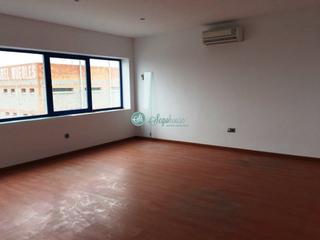 Miete Büro  Calle navacerrada. Oficina en alquiler en polígono - el cerro, 4 dormitorios.