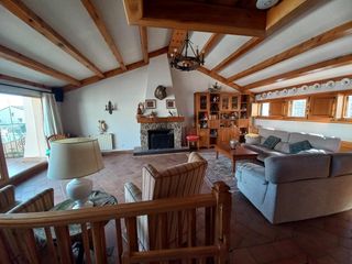 Xalet a Torrecaballeros. Chalet independiente con piscina y vistas a la montaña en torrec