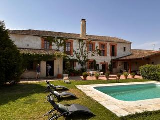 Chalet à Muñoveros. Espectacular casa rural en muñoveros con piscina