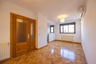 Location Appartement  Ronda de la luna 2. Piso con garaje y excelentes servicios junto a cercanías tres ca