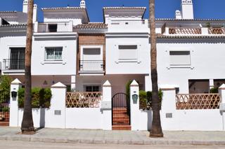 Casa adosada en Avenida general caffarena 86. Chalet adosado en venta en la costa del sol
