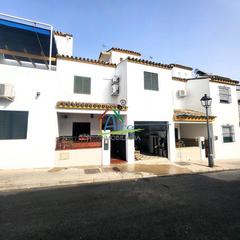 Maison jumelée à Gines. Casa adosada en venta en urbanización, 4 dormitorios.