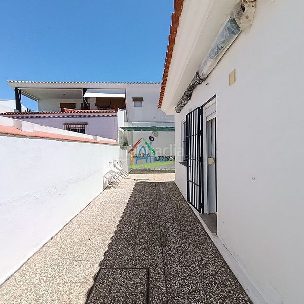Foto debe2eea-59b0-4f54-961e-30b798619292. Casa adossada amb aparcament a Centro - Torre de la Higuera Almonte