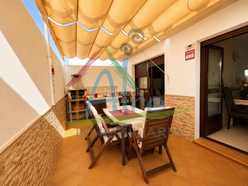 Foto 5029cb72-922c-4bc0-b5ef-b0eab8dd6621. Casa adossada amb aparcament a Lepe