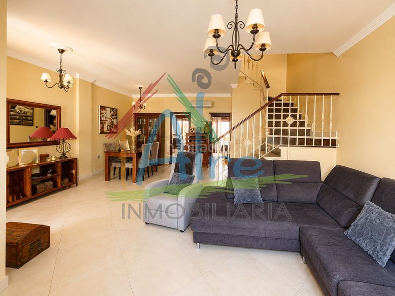 Foto aef2b8f9-bd20-495c-8f2d-a7ab7f68846f. Casa adossada amb aparcament a Lepe